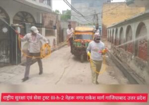 मोहल्ले में सैनिटाइजेशन अभियान चलाते स्वयंसेवक!