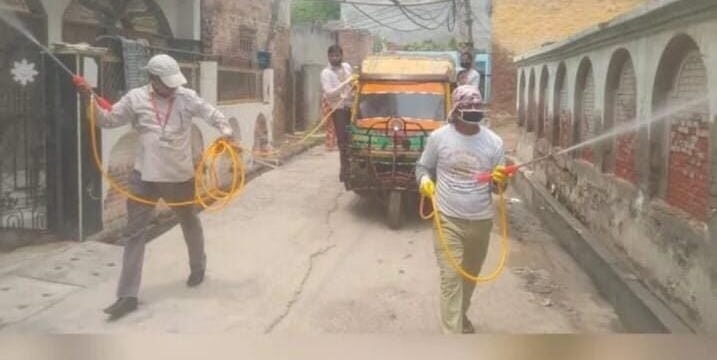 मोहल्ले में सैनिटाइजेशन अभियान चलाते स्वयंसेवक!