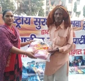 राष्ट्रीय सुरक्षा एवं सेवा ट्रस्ट द्वारा जरूरतमंद व्यक्ति को कपड़े वितरित कर जनसेवा की पहल!